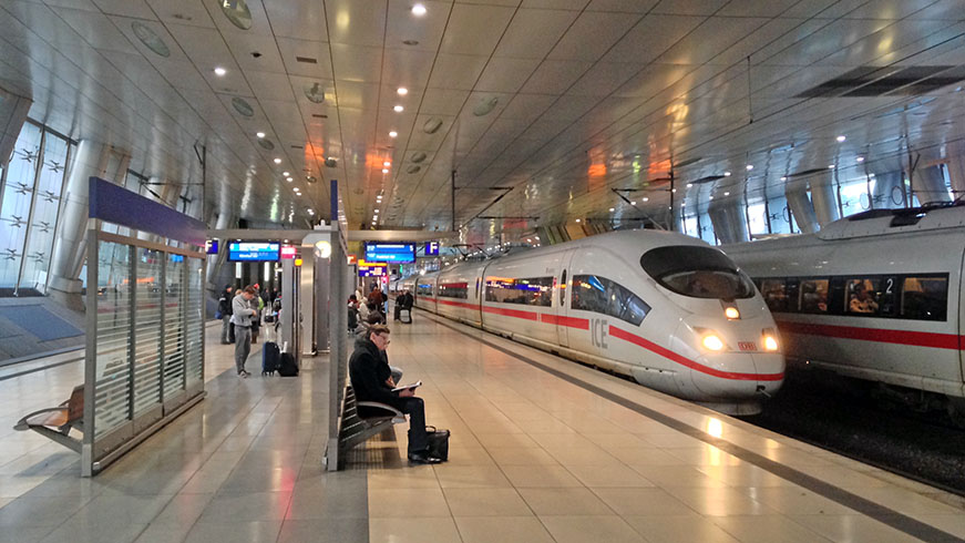 Departure platform at Frankfurt Fernbahnhof