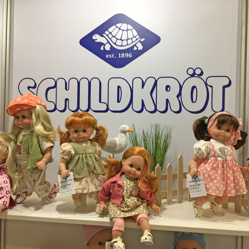 Schildkroet dolls brand display